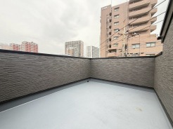 開放感のある広々とした空間で心地よい時間を過ごせるプライベートな屋外スペース