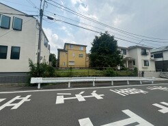 落ち着いた住宅街の風景に馴染む、穏やかな時間の流れる立地です。