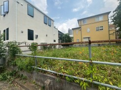 周囲の街並みと自然が調和する、開放感あふれる穏やかな敷地です。