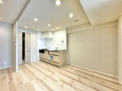洗練された淡い色調でまとめられ、日々の暮らしに静かな安らぎと調和をもたらす心地よい空間。