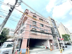 街並みに馴染みながら、穏やかな存在感を放つ落ち着いた佇まいの建物です。