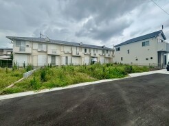 周囲の環境に自然と溶け込む、落ち着きと調和を感じさせる穏やかな外観の佇まい。