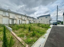 周辺環境に溶け込む落ち着いた佇まいで、暮らしの可能性が広がる穏やかな場所です。