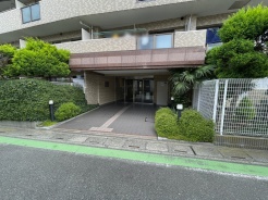 丁寧に手入れされた植栽が落ち着いた風格を演出し、日々の帰宅を穏やかな気持ちで迎えてくれるエントランスです。
