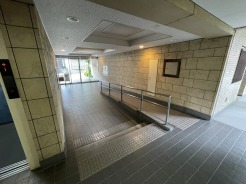 上質な素材感が落ち着いた佇まいを演出し、日々の帰宅を穏やかに迎えてくれる端正な空間です。