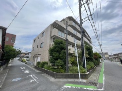 周辺環境に穏やかに溶け込み、日常に安らぎを感じさせる佇まいが魅力です。