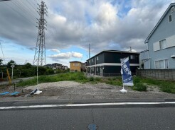 周辺環境と調和する穏やかな街並みに位置し、理想の住まいを形にするための広がりを備えた敷地です。