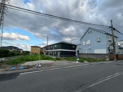穏やかな住宅地の一角に位置し、これからの暮らしの可能性を静かに秘めた広がりを感じる場所です。