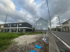 周辺環境と調和する穏やかな街並みに位置し、日々の生活を静かに営むための落ち着いた時間が流れる場所です。
