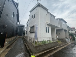 街並みに馴染む落ち着いた佇まいで、日々の暮らしに静かな安らぎをもたらす住まいです。