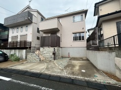 石積みの意匠が外観のアクセントとなり、落ち着いた佇まいが街並みに静かに溶け込む住まいです。