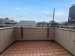 周囲の街並みを穏やかに見晴らす、開放感のあるプライベートな屋外空間です。