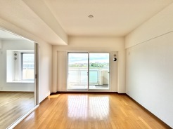 つながる空間が心地よいゆとりを生み出し、日々の暮らしに穏やかな風を感じる住まいです。