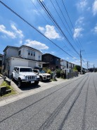 空が広く見渡せる開放的な街並みに、落ち着いた住宅が整然と並ぶ穏やかな住環境が広がっています。
