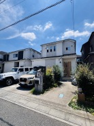 青い空と調和する穏やかな佇まいは、日々の暮らしに心地よいゆとりと安心感をもたらしてくれます。