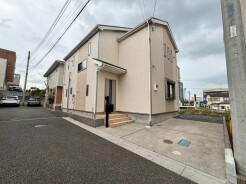 穏やかな住宅街に馴染む外観が、日常の暮らしに安らぎと落ち着きをもたらしてくれます。