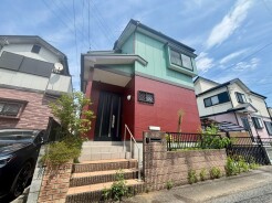 青空に映える個性的な外観が街並みに彩りを添え、日々の帰宅を温かく迎えてくれる住まいです。