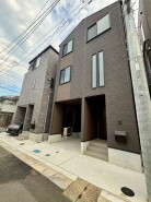 洗練された深い色合いの外観が、街並みに落ち着きと確かな存在感をもたらします。
