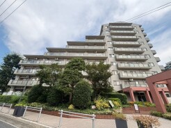 豊かな植栽が街並みに馴染み、穏やかな時間が流れる落ち着いた佇まいの住まい。
