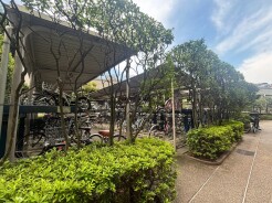 豊かな植栽に囲まれた、日々の暮らしに調和する穏やかな佇まいの共用スペースです。