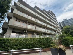 落ち着いた色調の外観が、周辺の緑と調和し穏やかな日常を予感させる佇まいです。