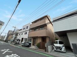 穏やかな街並みに馴染む落ち着いた佇まいで、日々の暮らしに心地よい安心感をもたらしてくれます。