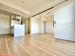 素材の質感を活かした木の温もりと、すっきりとした白が調和する心地よい開放感のある空間です。