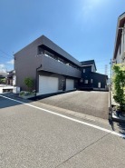 洗練されたフォルムが街並みに静かな調和をもたらし、落ち着きと気品を感じさせる外観デザインです。