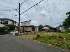 穏やかな空気が流れる閑静な住宅街に佇み、日々の暮らしをしっとりと落ち着いた時間へと導く佇まい。