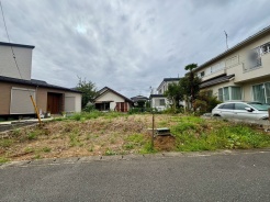 穏やかな住宅街に広がる、これからの暮らしを自由に描けるゆとりある敷地。