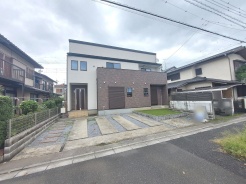 すっきりと洗練された外観デザインが目を引く、落ち着いた佇まいの住まいです。