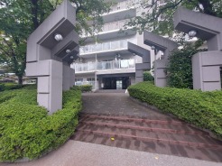 緑豊かなアプローチと重厚感のあるデザインが調和した心地よい迎える空間
