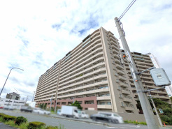 大宮駅徒歩8分に佇む総戸数272戸のレジデンスは空へと伸びる圧倒的なスケール感を誇ります