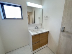 三面鏡にハンドシャワー付き、 使いやすい洗面台。
