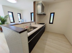 リビングで遊ぶお子様を見守りながらお料理ができる、対面キッチン。