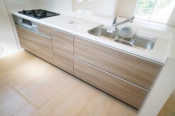 料理をしながらでも、ご家族との会話を楽しめる対面キッチン。