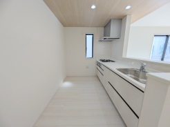 キッチンにも清潔感を追求。白亜の台所でお料理を存分に楽しんでください。