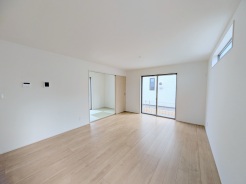 南側に大きな窓を配置、明るいリビングが出来ました。