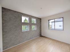 ベースカラーと異なった配色の壁紙を使用。ちょっとお部屋の雰囲気が変わります。