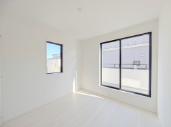 バルコニーからはたっぷりと太陽の光が舞い込みます。