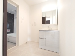 たっぷりの収納を設けたシャワー付洗面台で快適な暮らし。