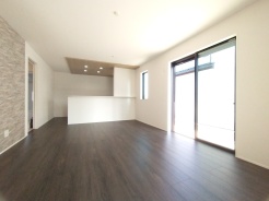 ご家族みんながゆったりくつろげる広々リビング。