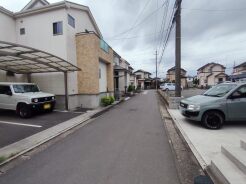 幅員こそやや狭くても、その分交通量が少なくて安心。