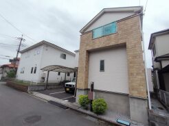 車通りの少ない閑静な住宅地、のびのびした子育てに適します。