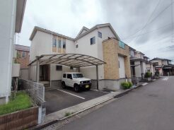 セカンドカーにも便利、駐車2台可の敷地。