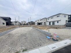 駐車場は3台まで駐車可能。マイカーの車幅もお確かめください。