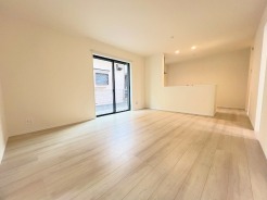 ご家族みんながゆったりくつろげる広々リビング。