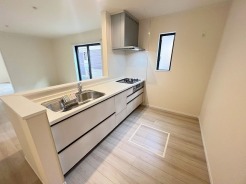 料理をしながらでも、ご家族との会話を楽しめる対面キッチン。