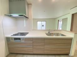 料理をしながらでも、ご家族との会話を楽しめる対面キッチン。