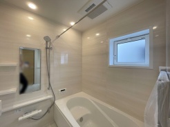 広々1坪タイプのゆったり浴室ユニット。防カビ・抗菌素材なのもうれしい。